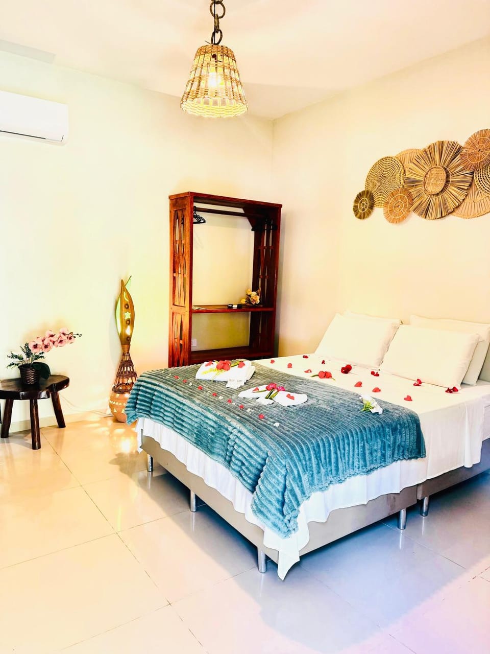 Bed, Photo of the whole room, Bedroom, towels, air conditioner