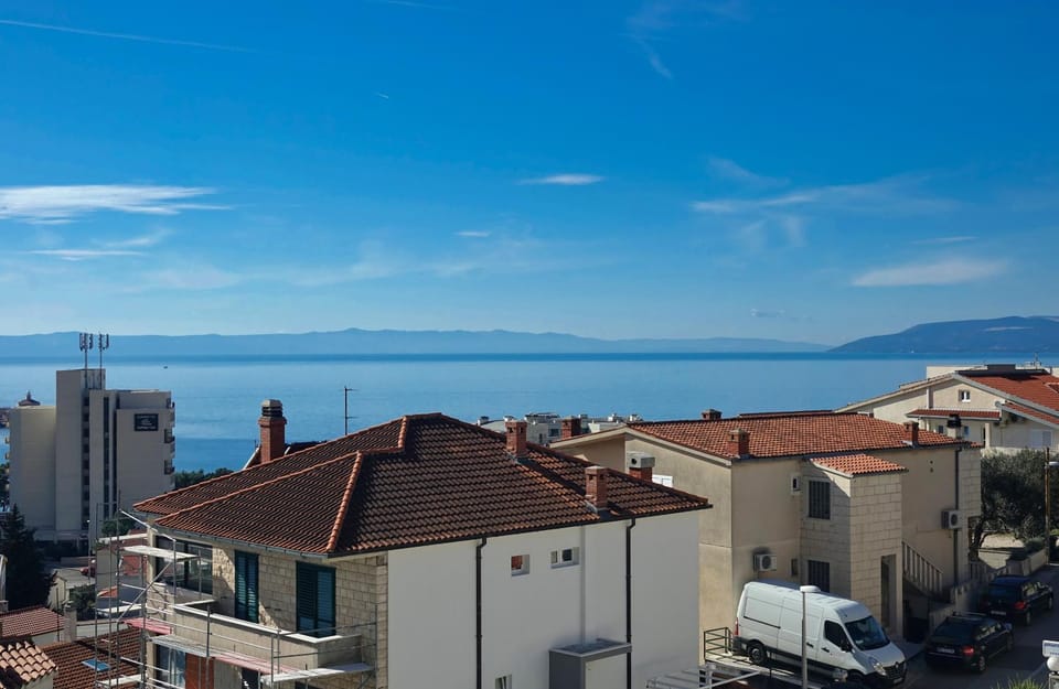 Neighbourhood, Sea view, Location