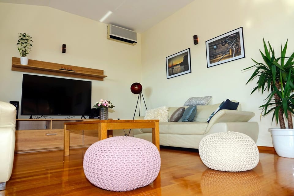 TV and multimedia, Living room, Seating area, air conditioner