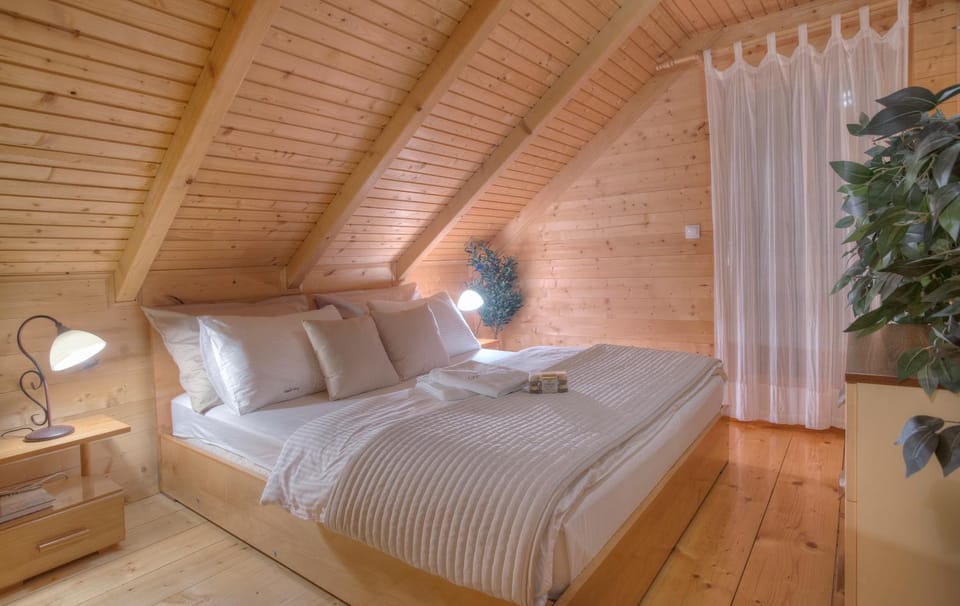 Balcony/Terrace, Bedroom, Mountain view