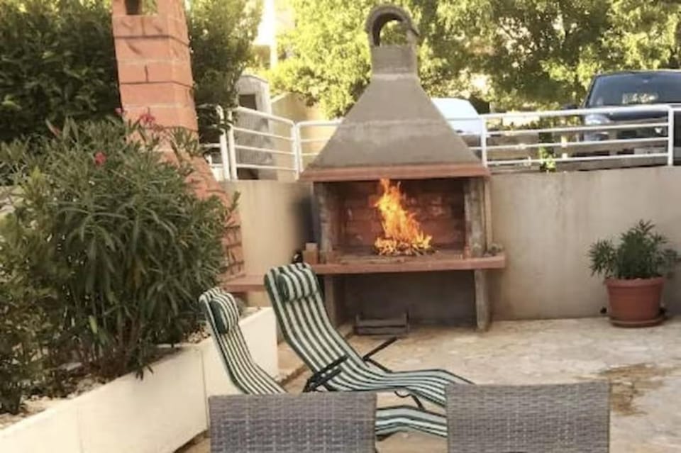 BBQ facilities, Balcony/Terrace, flat iron