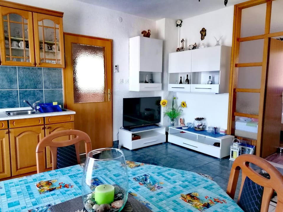 Kitchen or kitchenette, Living room