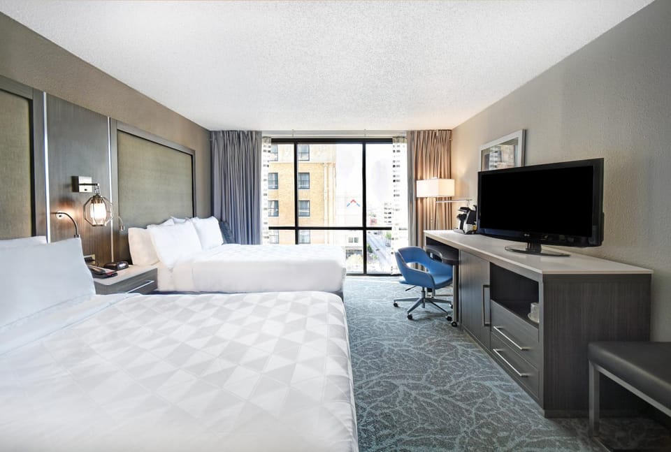 Photo of the whole room, City view