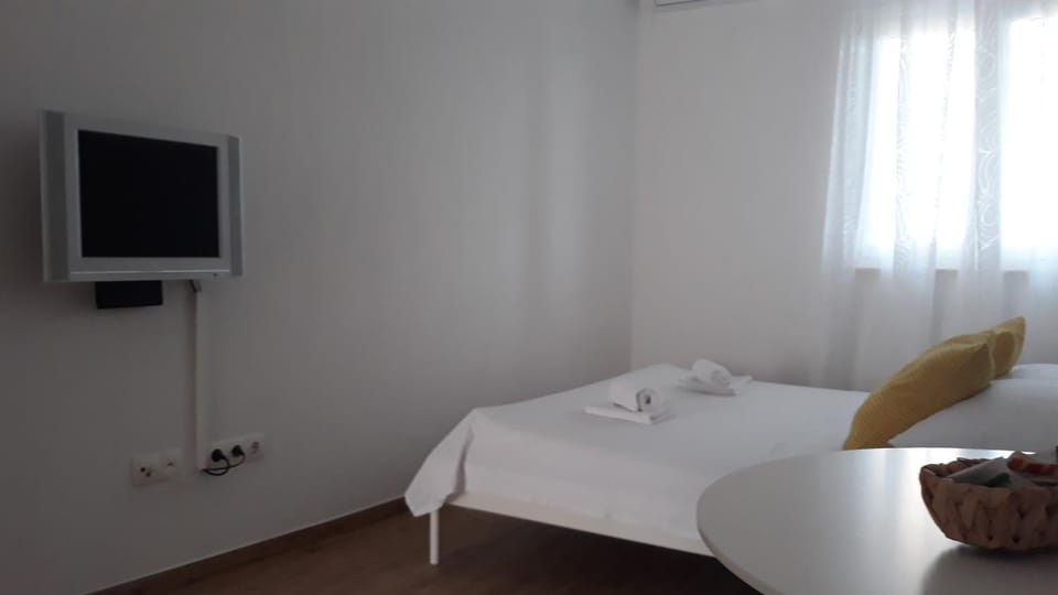 Bed, TV and multimedia, Bedroom