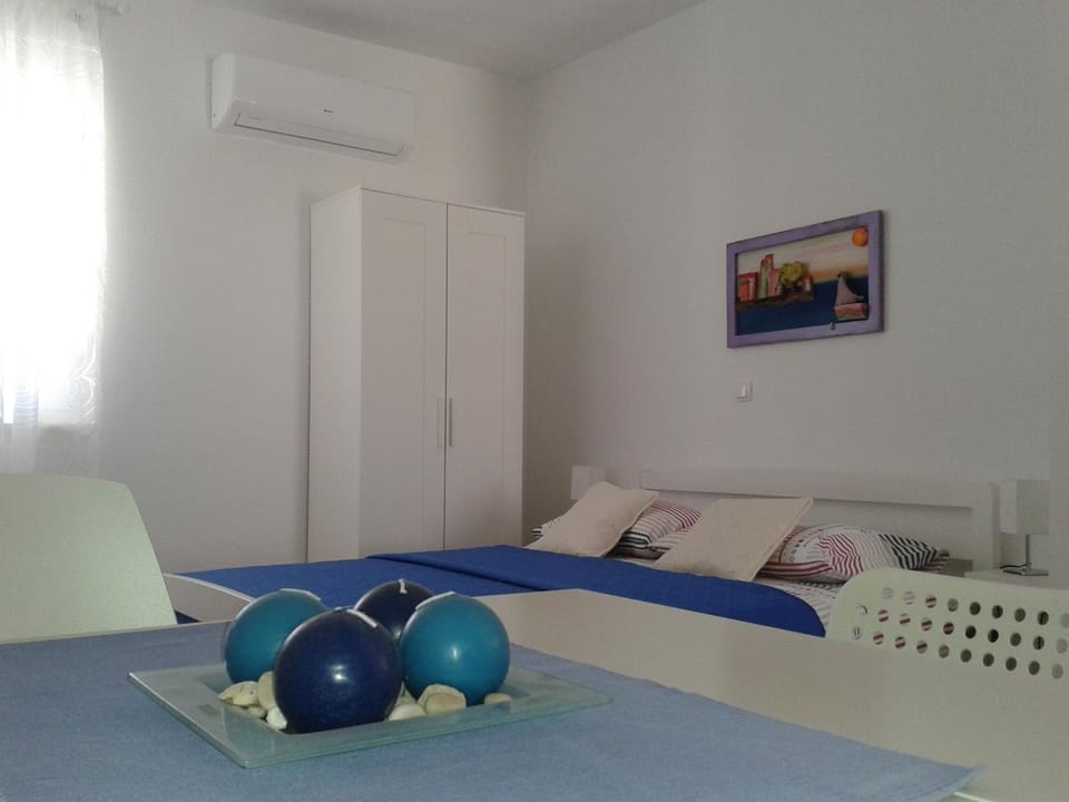 Bed, Beach, Text overlay, Landmark view, Area and facilities, Sunrise