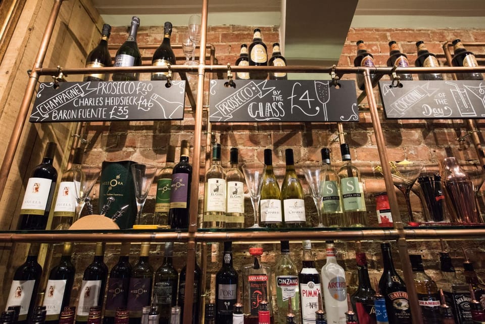 Lounge or bar, Food and drinks, Drinks, Alcoholic drinks