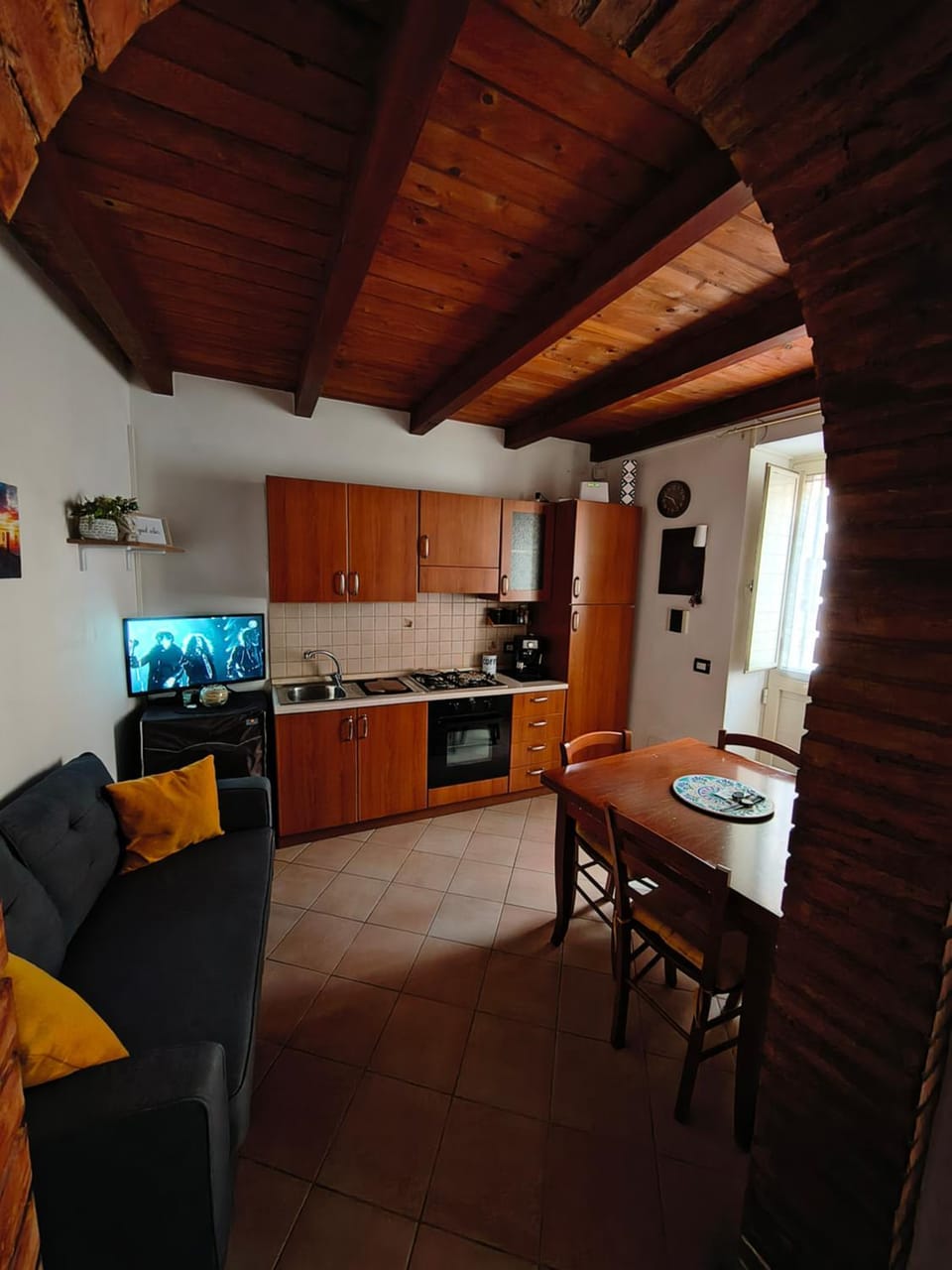 TV and multimedia, Kitchen or kitchenette, Dining area, stove