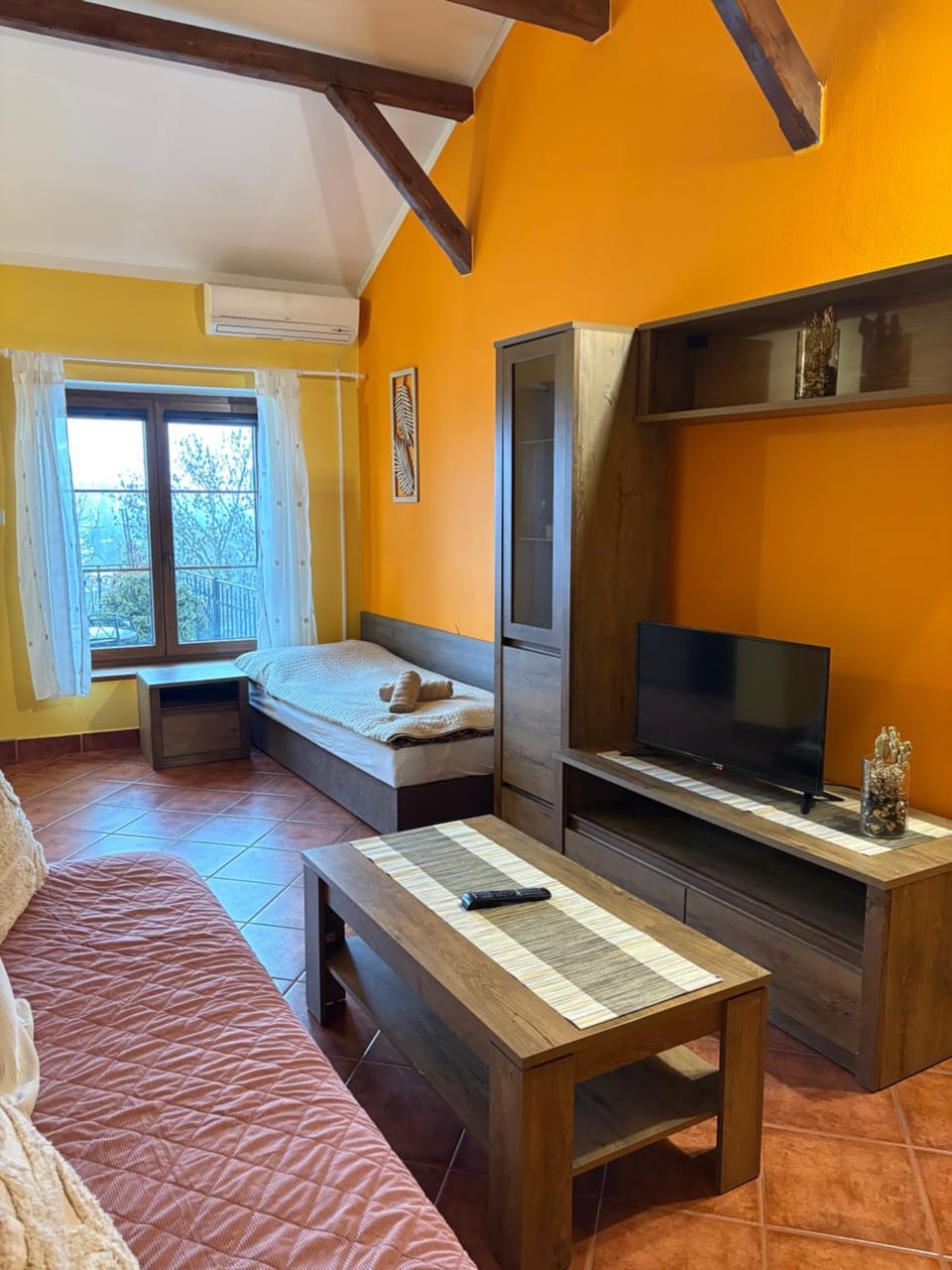 TV and multimedia, Photo of the whole room, air conditioner