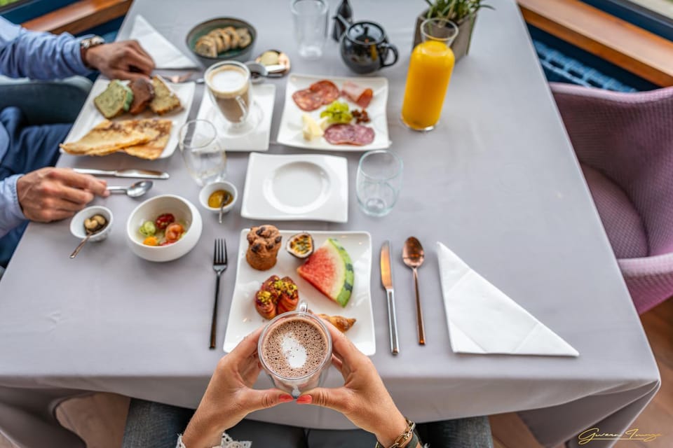 Property building, Restaurant/places to eat, Breakfast, Buffet breakfast