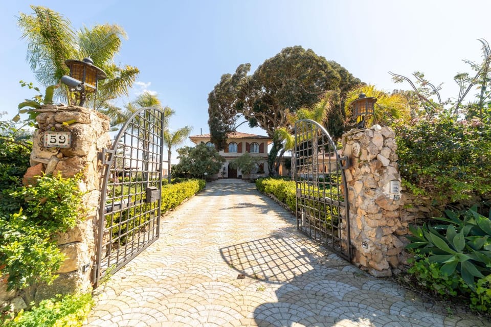 Property building, Facade/entrance, Garden