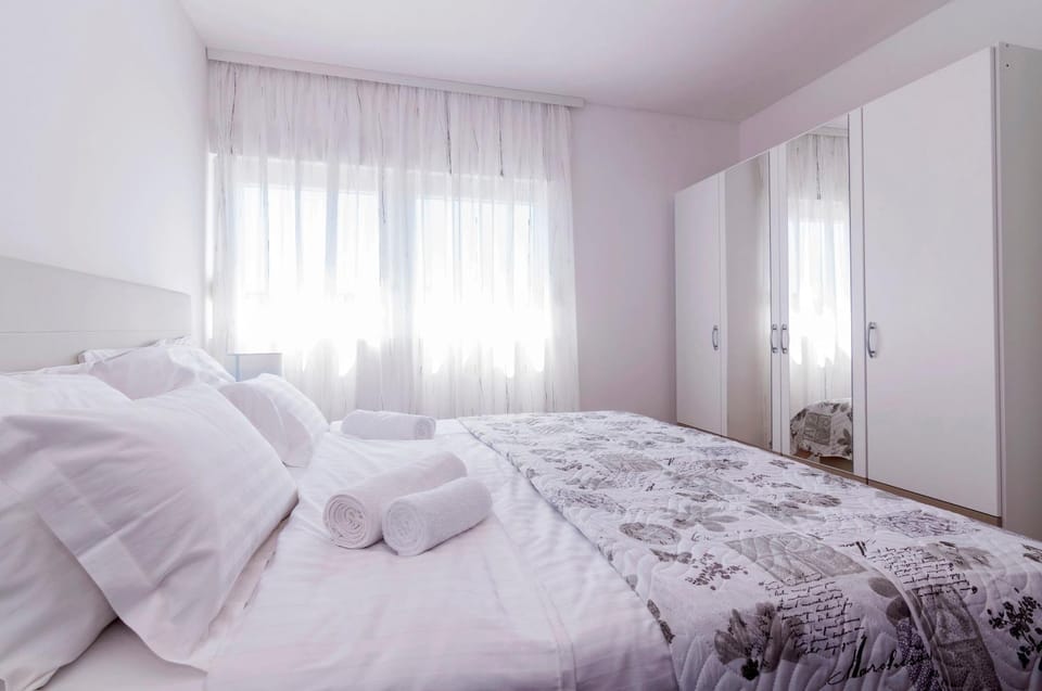Day, Photo of the whole room