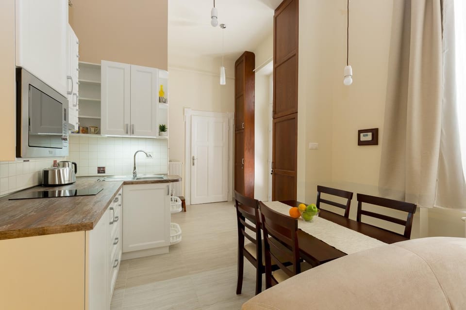 Coffee/tea facilities, Kitchen or kitchenette, Dining area