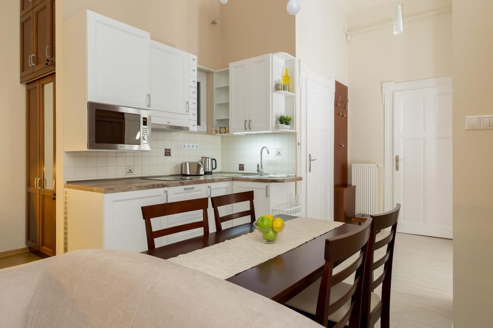 Kitchen or kitchenette, Dining area