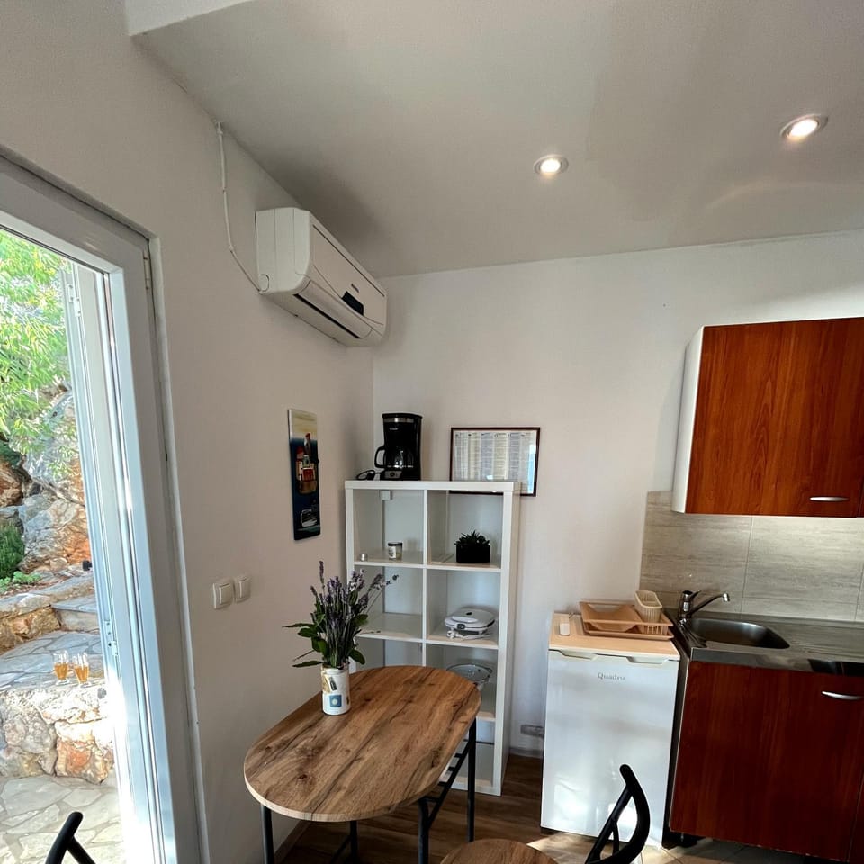 Kitchen or kitchenette, Dining area, minibar, oven, pet friendly, stove, air conditioner