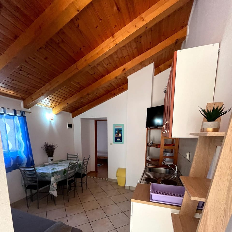 TV and multimedia, Kitchen or kitchenette, Living room, Seating area, Dining area