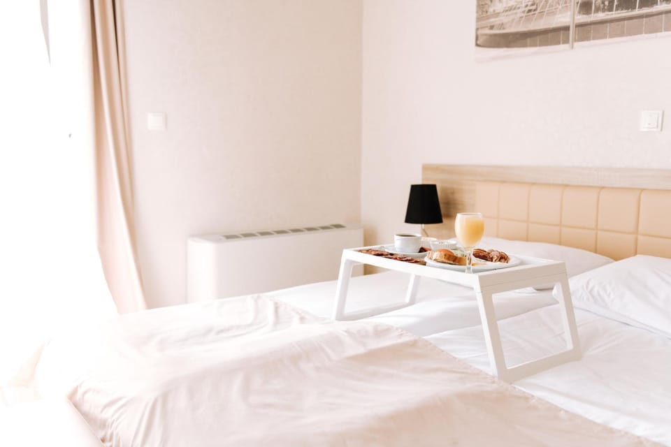 Bed, Food and drinks, Photo of the whole room, Bedroom, Food, Breakfast, Continental breakfast