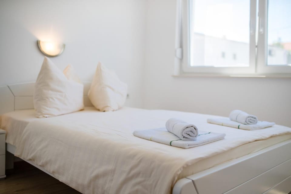 Bed, Decorative detail, Bedroom, Mountain view