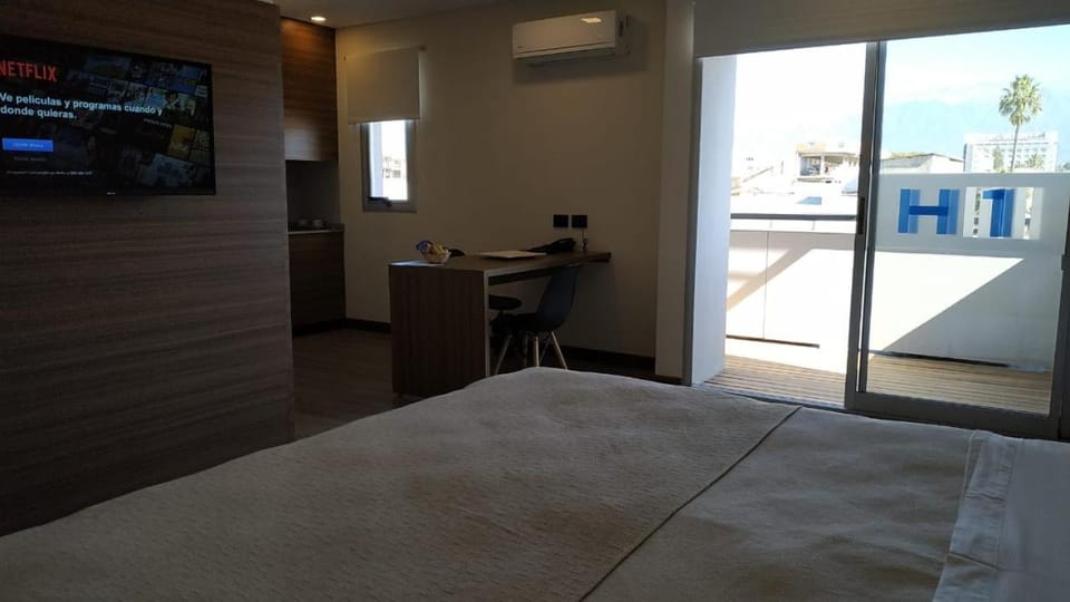 Bed, TV and multimedia, Photo of the whole room, Bedroom, air conditioner