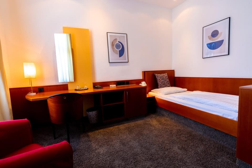 Bed, Photo of the whole room, Seating area