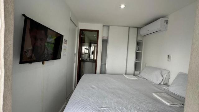 Bed, TV and multimedia, Photo of the whole room, Bedroom, wardrobe, air conditioner