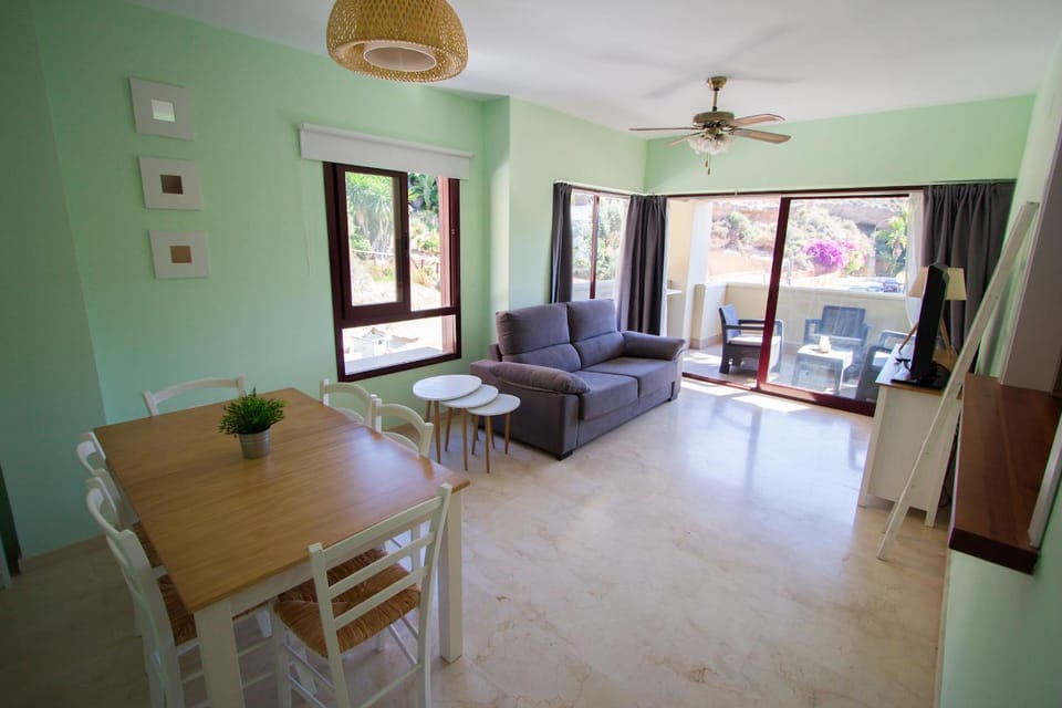 Day, Summer, TV and multimedia, Living room, Seating area, Dining area, On site