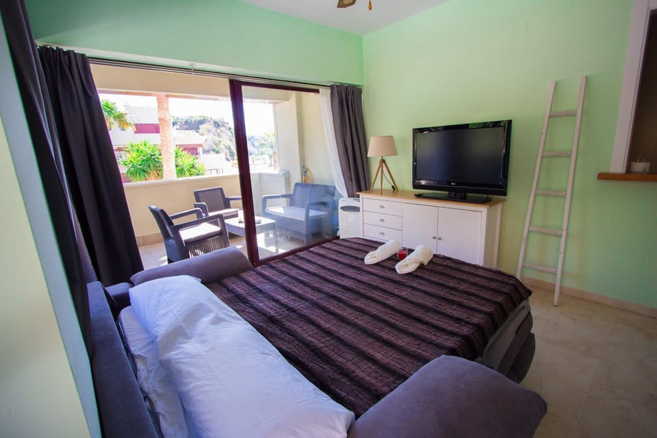 Day, Summer, TV and multimedia, Living room, Bedroom, On site