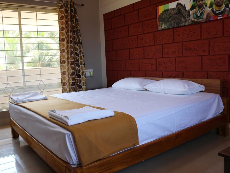 Bed, Day, Bedroom, On site, Garden view, Lake view, Pool view