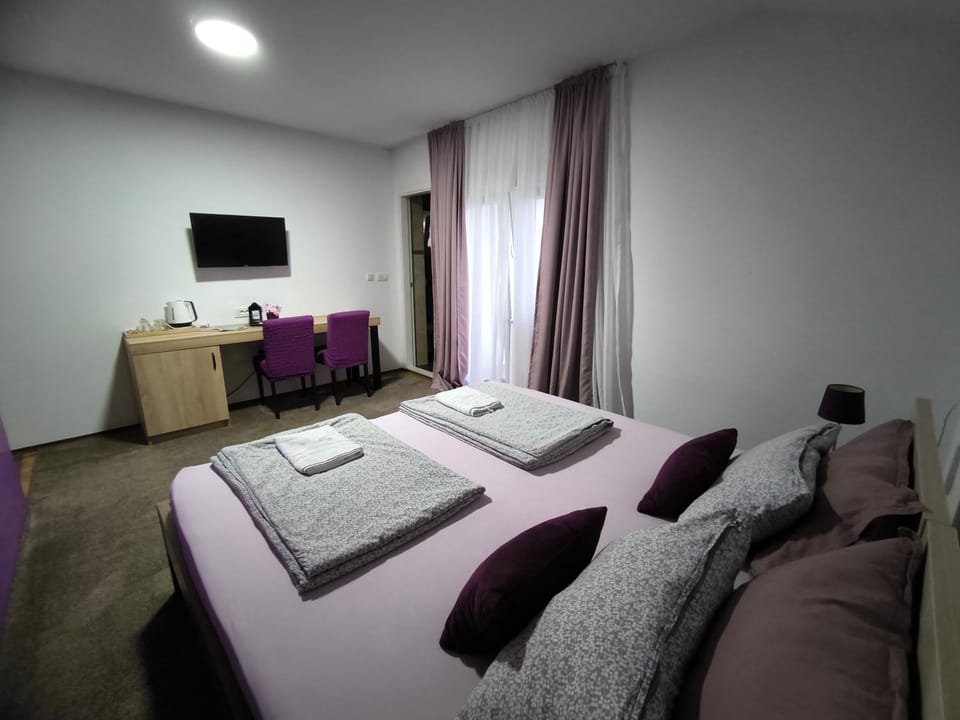 Bed, TV and multimedia, Living room, Photo of the whole room, Bedroom, towels