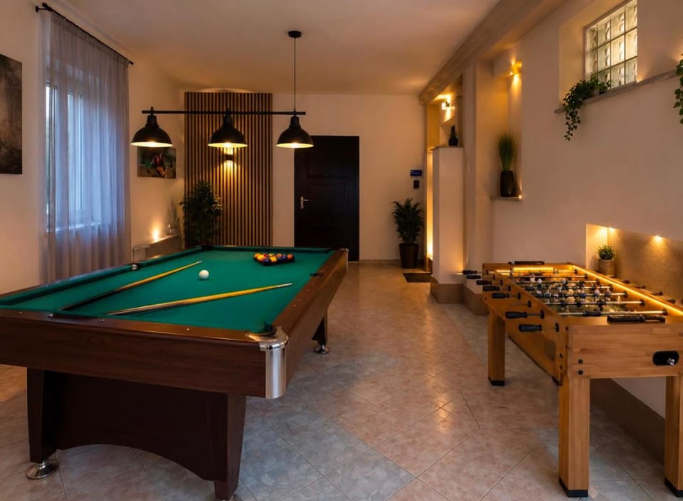Billiard, Game Room