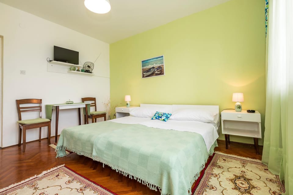 Bed, TV and multimedia, Photo of the whole room, Bedroom, hair dresser
