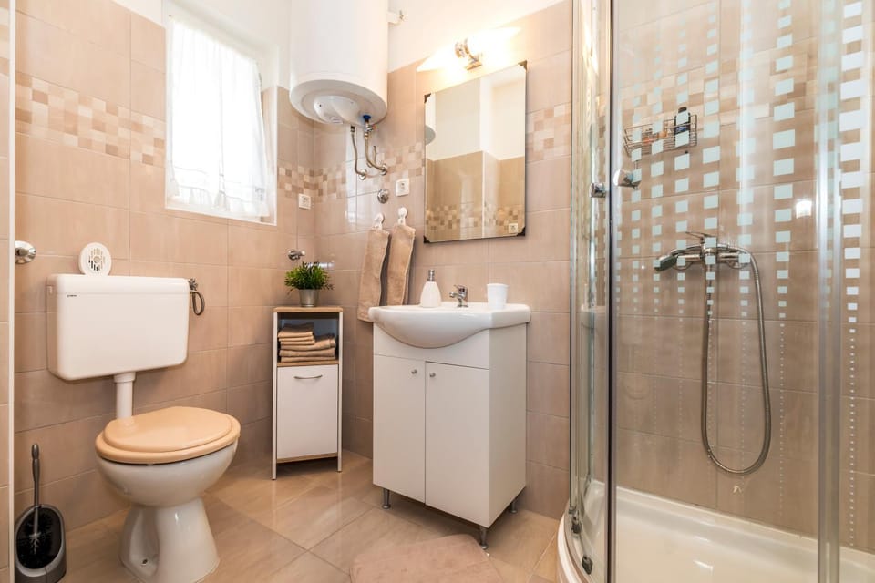 Shower, Toilet, Bathroom, towels