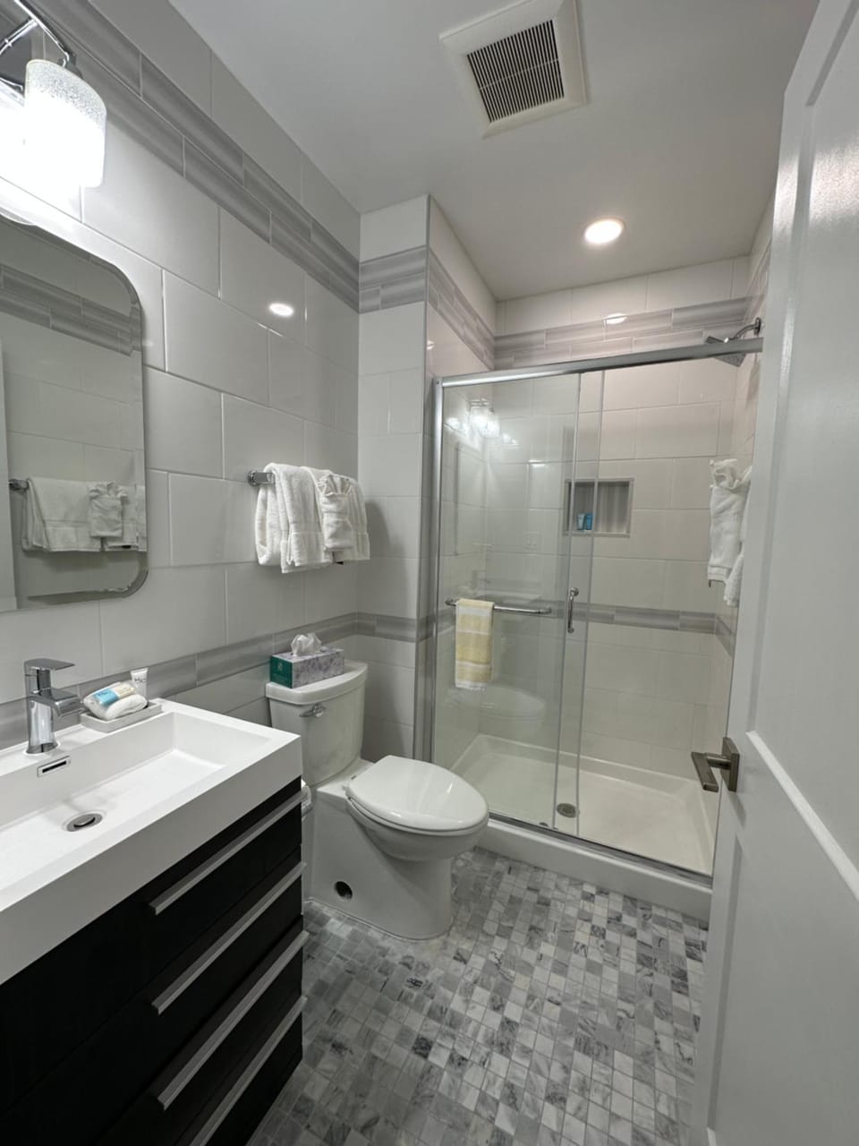 Shower, Toilet, Bathroom, towels