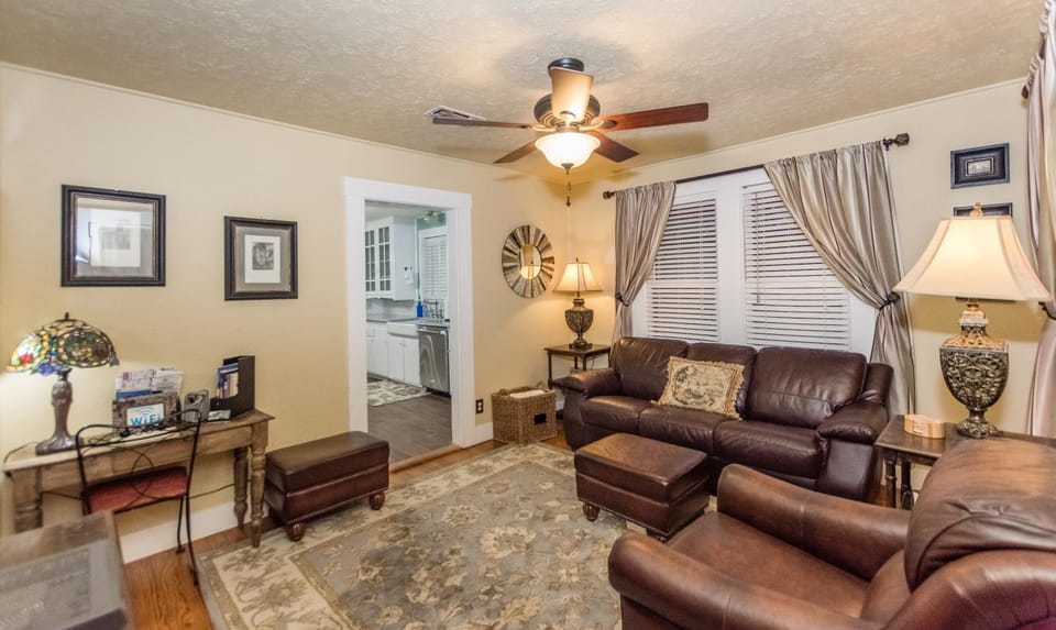 Agape Front Cottage House in Fredericksburg