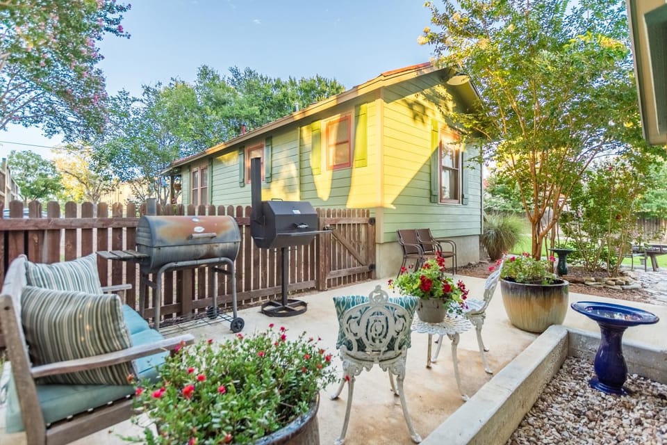 Agape Front Cottage House in Fredericksburg