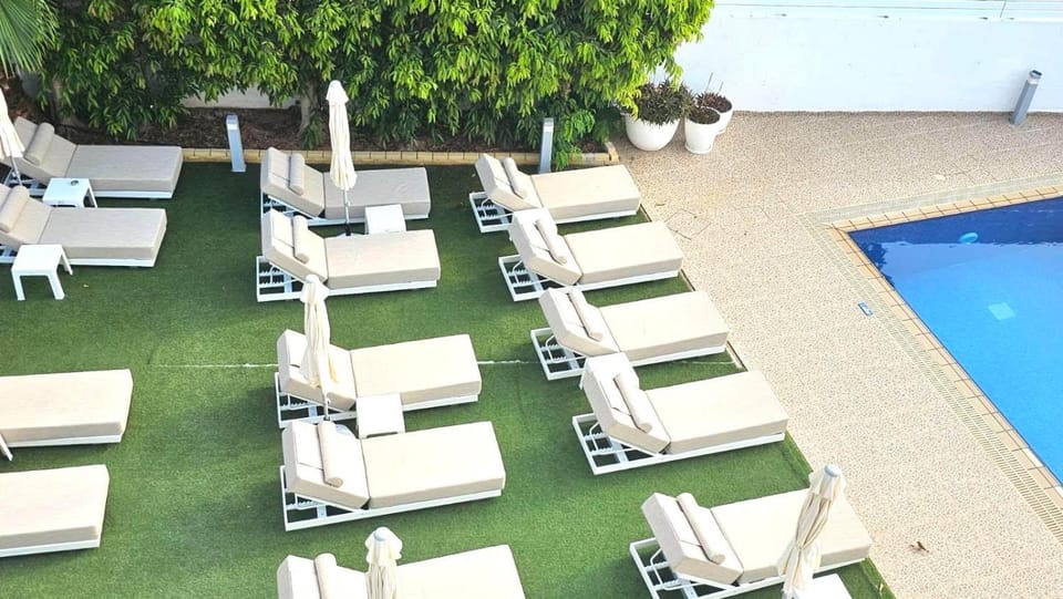 Day, Swimming pool, sunbed