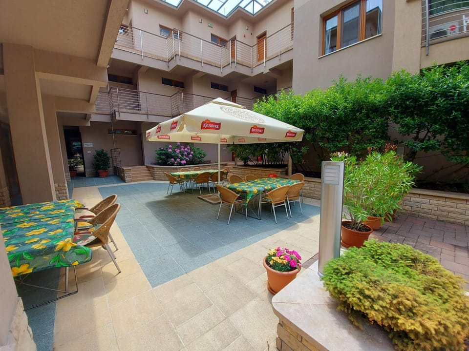 Patio, Breakfast