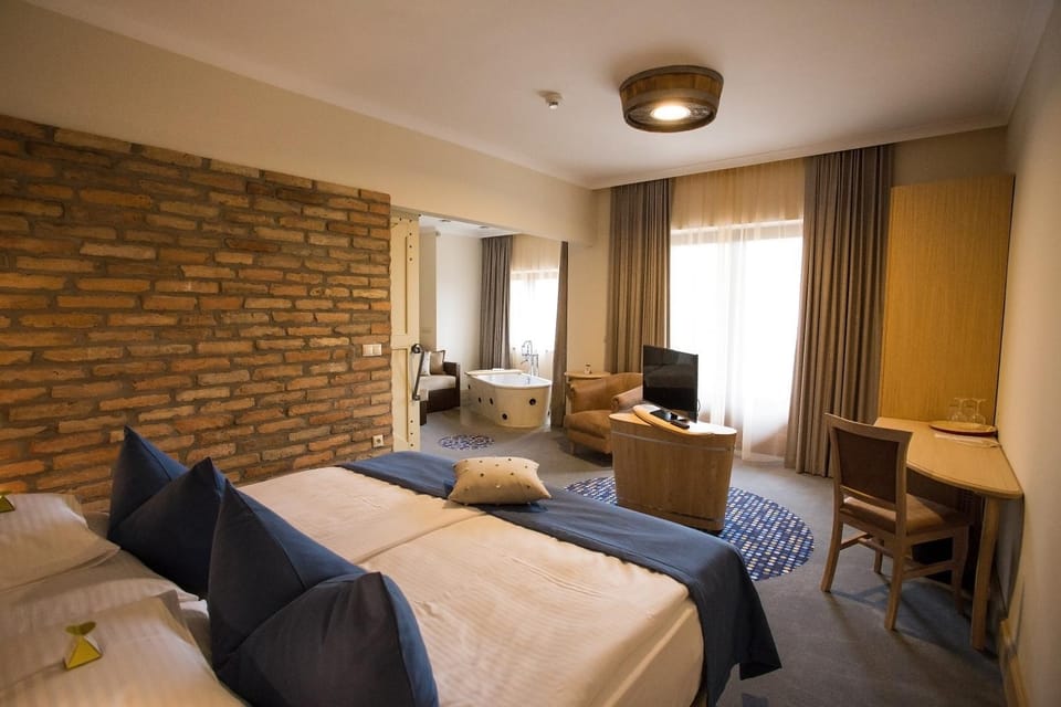 Bed, Photo of the whole room, Decorative detail, hair dresser