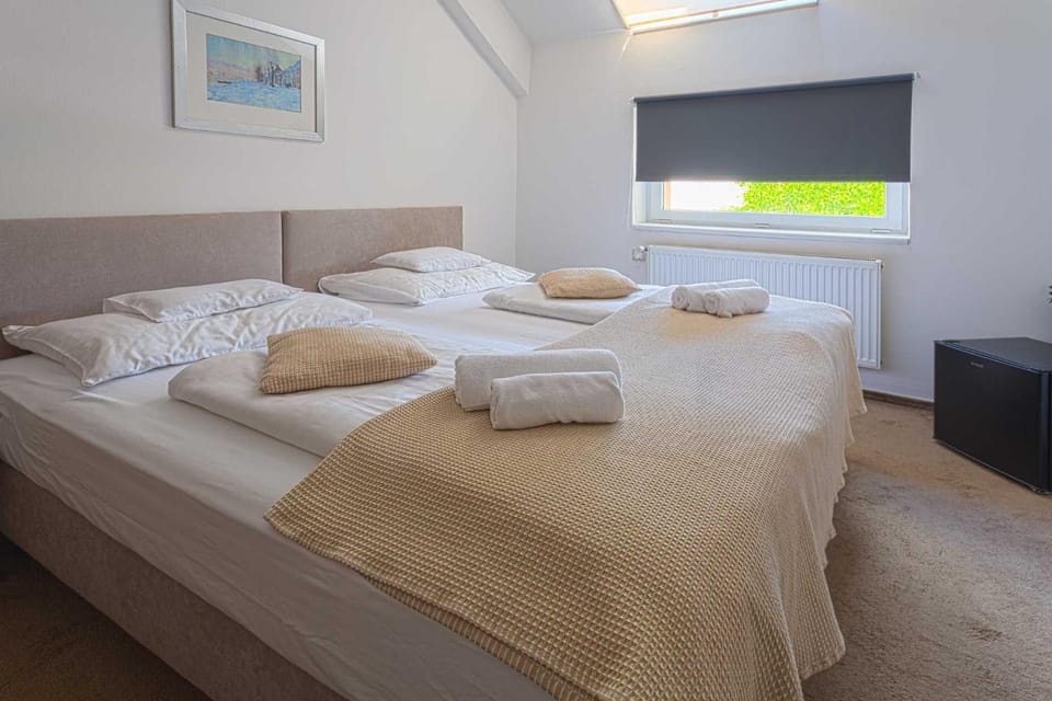 Bed, TV and multimedia, Photo of the whole room, Bedroom, towels