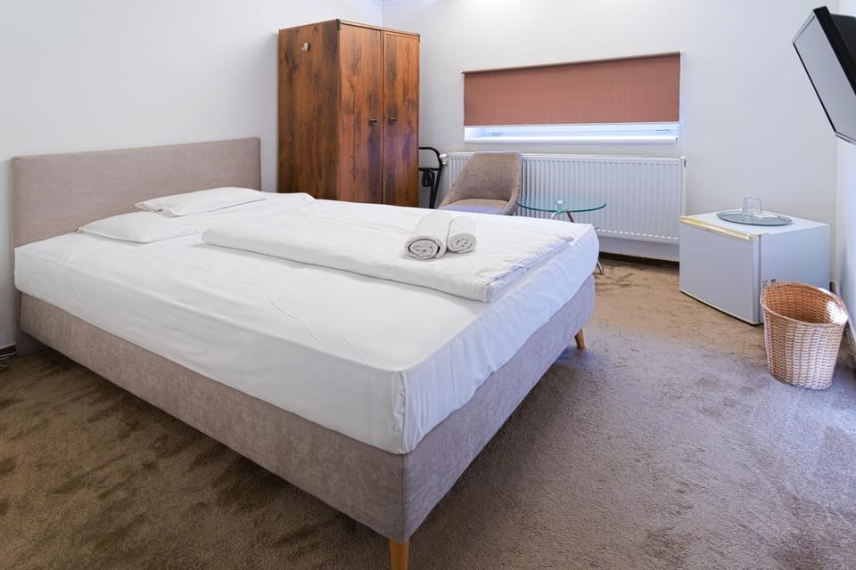 Bed, TV and multimedia, Photo of the whole room, Bedroom, towels, wardrobe