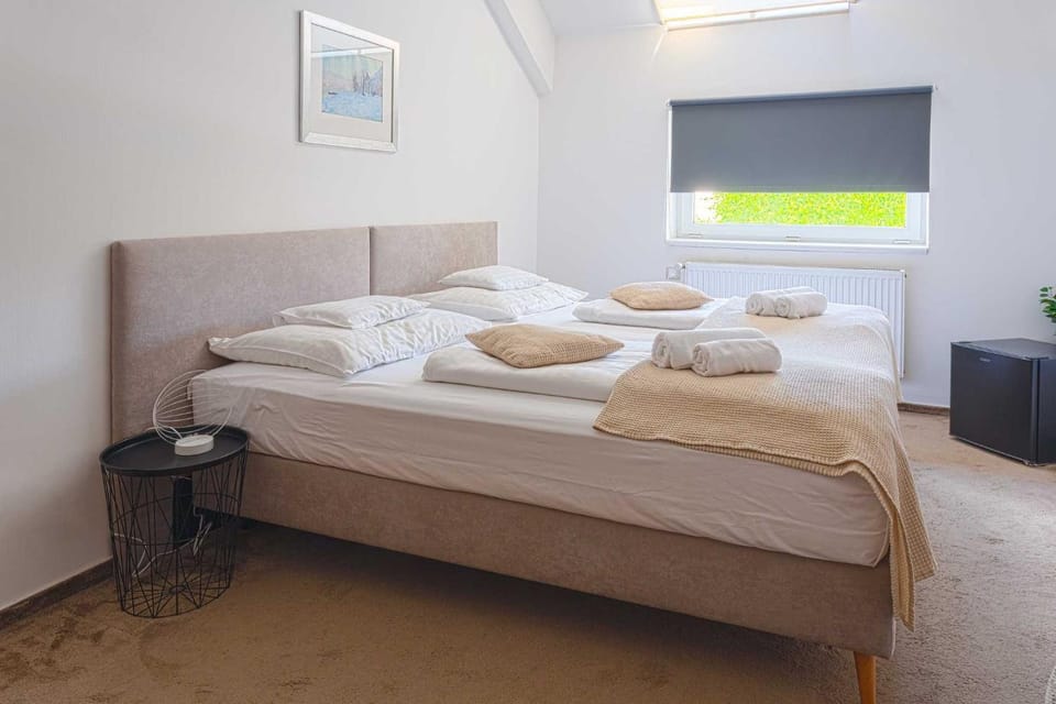 Bed, Photo of the whole room, Bedroom, towels