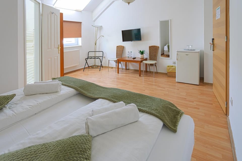 Bed, TV and multimedia, Photo of the whole room, Bedroom, minibar