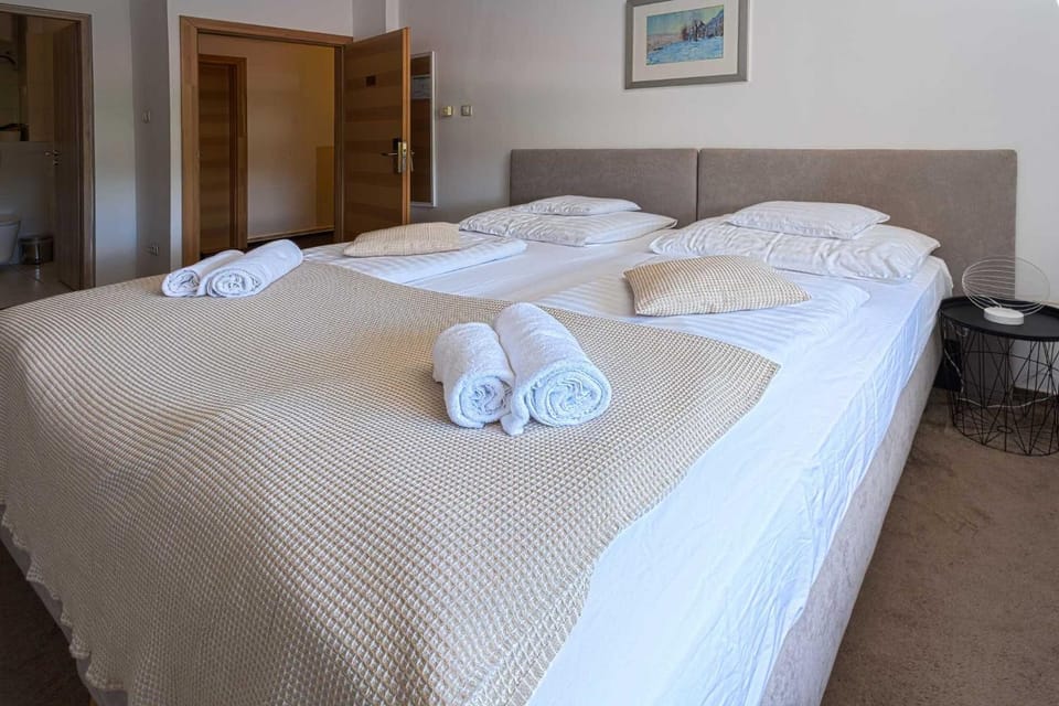 Bed, Photo of the whole room, Bedroom, towels