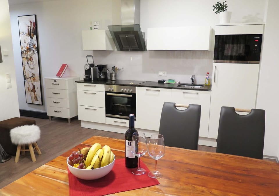 Coffee/tea facilities, Kitchen or kitchenette, Seating area, Dining area, Food, dishwasher, minibar, pet friendly, stove, kitchen