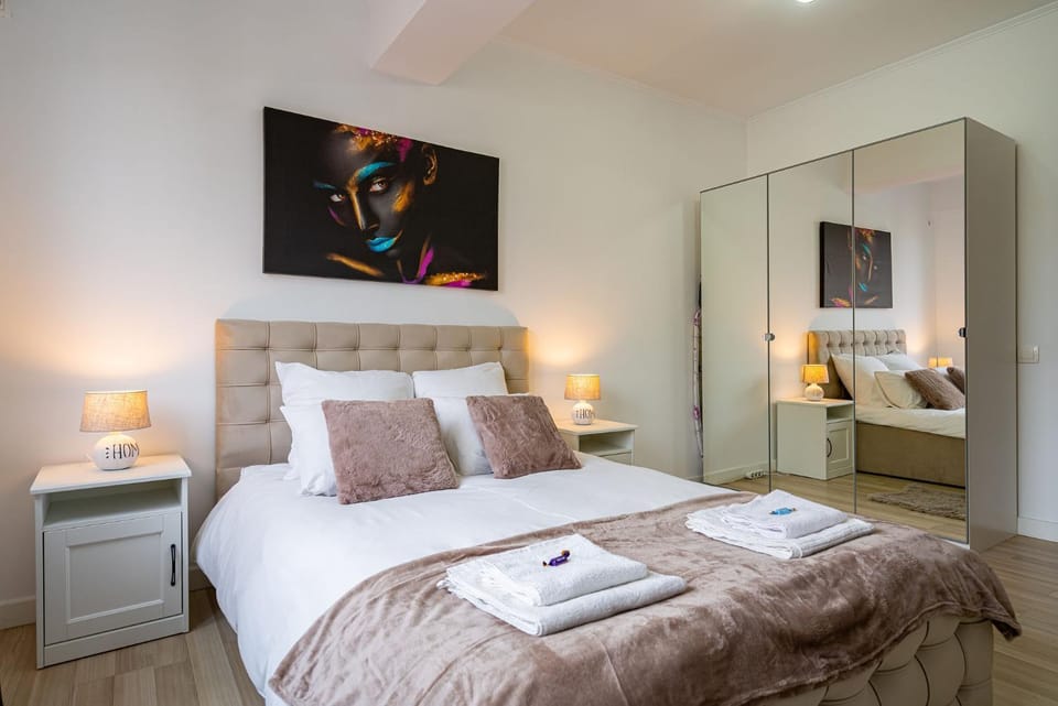 Bed, Photo of the whole room, Bedroom, towels