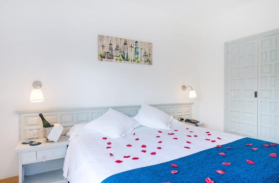 Bed, Photo of the whole room, Decorative detail, Bedroom, Mountain view