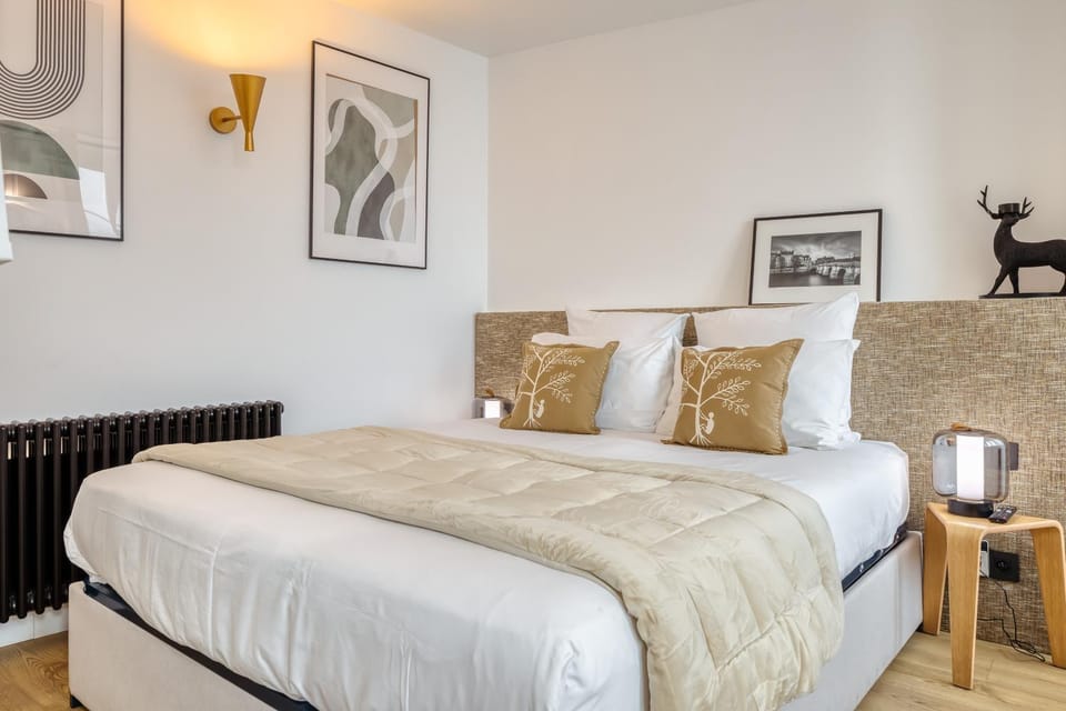Bed, Photo of the whole room, Decorative detail, Bedroom