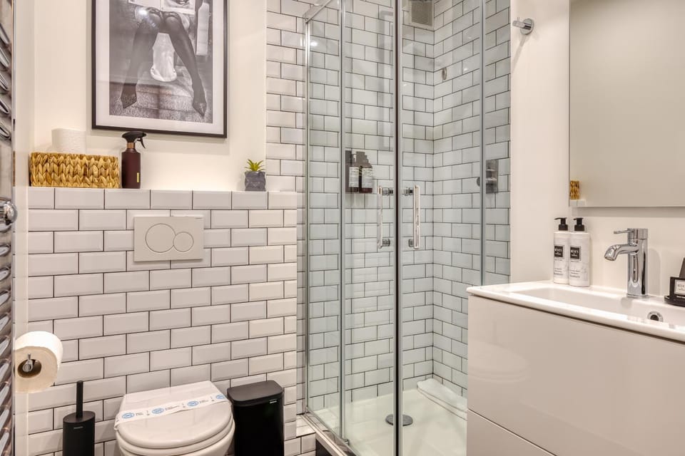 Shower, Toilet, Bathroom, towels