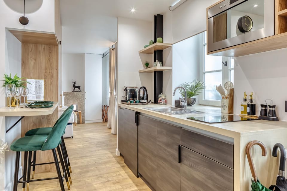 Coffee/tea facilities, Kitchen or kitchenette, Decorative detail, Dining area, oven, stove, toaster
