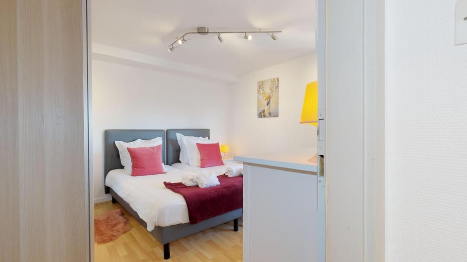 Bed, Photo of the whole room, Bedroom