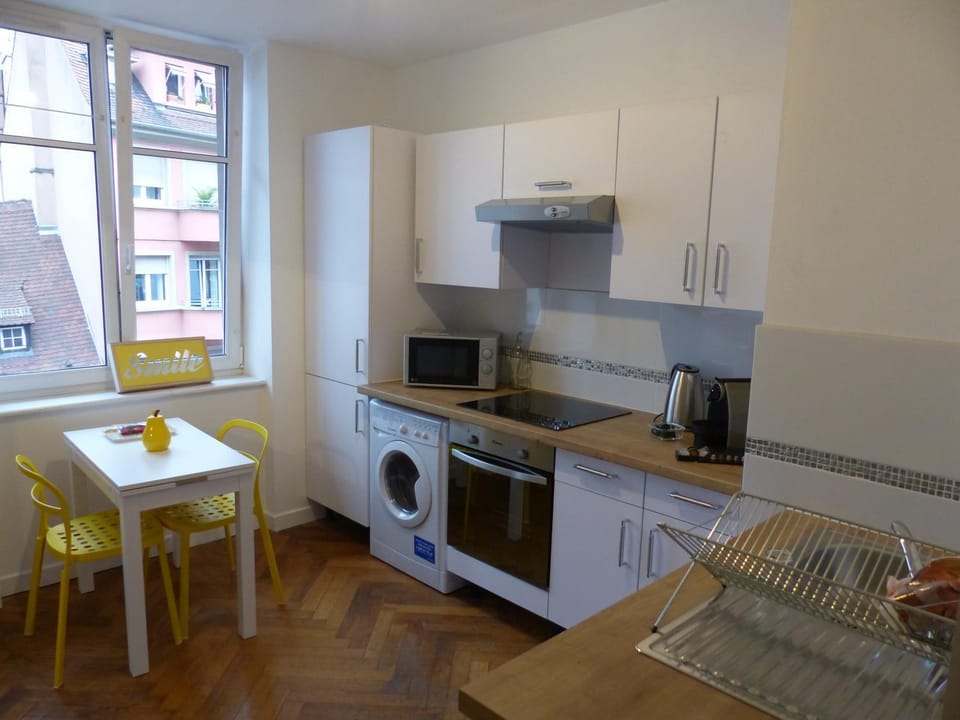 Coffee/tea facilities, Kitchen or kitchenette, Dining area